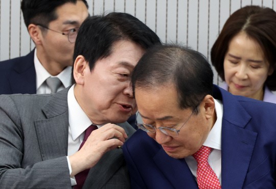 안철수 국민의힘 의원(왼쪽)과 홍준표 전 대구시장이 대화하고 있다.  [연합뉴스]